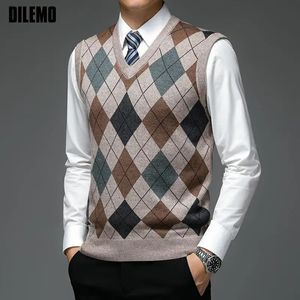 Herrtröjor Fashion Designer Märke Argyle Pullover Diamond Sweater V Neck Knit Vest Men 6% ull ärmlösa Autum Casual Men Clothing 231213