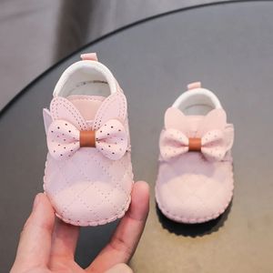 Första vandrare Spring Toddler Shoes For Born Baby Girls Pu Leather Breattable Princess Söt Bow Softsoled Autumn Steg Footwear 231213
