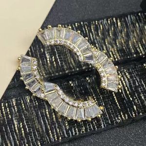 Broche de broche de luxo broches femininos 18K Letters de designers de designer de ouro embutido Crystal Rhinestone Jewelry Pin