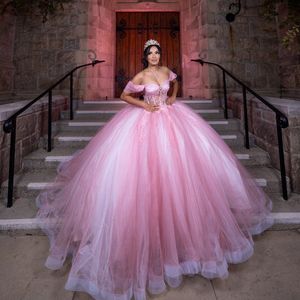 Rosa off axelboll klänning quinceanera klänningar pärlor kristallapplikationer tull söt 16 15 födelsedagsklänning vestido de 15 anos