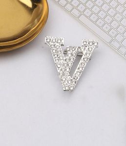 23SS 2Colors Fashion Märke Designer V Letter Brosches 18K Guldpläterad brosch Crystal Suit Pin Small Sweet Wind Jewelry Accessorie 5545017