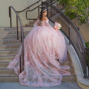 Pink Princess Ball Gown Quinceanera Dresses 2024 Applicies spets med Cape Sweetheart Sequined Vestidos de 15 Anos