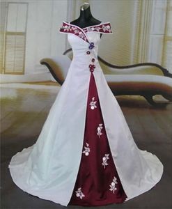 2023 Nuovi splendidi abiti da sposa bianchi e bordeaux Appliques fatti a mano vintage fuori spalla satina