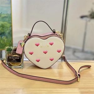 Hot 24SS Pink Heart Girly Small Square Shoulder Bag Fashion Love Women Tote Purse Handväskor Kvinnliga kedja Topphandtag Messenger Väskor