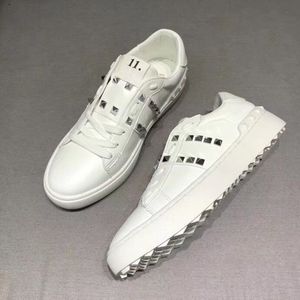 Tasarımcı Sıradan Ayakkabı Moda Klasik Klasik Rockstud Garavani Perçelenmiş Erkek ve Kadın Spor Ayakkabıları Kadın Daireleri Bağcıklı B22 Küçük Beyaz Ayakkabı