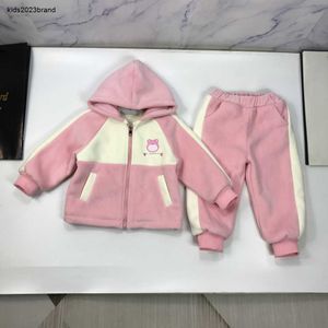 新しいベビートラックスーツキッズデザイナー服冬の厚いベルベットセットサイズ90-130冬の女の子の男の子のコートとズボンDec05