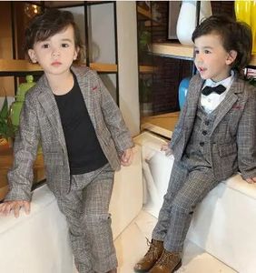 Trajes Moda Formal Baby Boys Blazers Ropa VestBlazers Pantalones 3 unids Conjunto de boda Fiesta Plaid Ropa para niños Ropa de abrigo para niños 231213