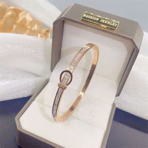 Pulseiras de designer clássico de alta qualidade pulseira de aço de titânio 2023 Nova versão japonesa e coreana da fivela de diamante de amor não desaparece jóias senhoras presente