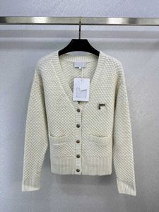 チャンネルCCLIESレディースセータースリムカーディガンデザイナー女性ニットセーターカスタマイズされたウール糸織り合うかぎ針編みエンボス加工された長袖セーター
