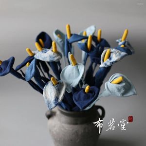 Fiori decorativi Panno tinto di blu Arte Calla Lily Pianta fatta a mano Stile etnico Fiore di simulazione Disposizione della decorazione della casa