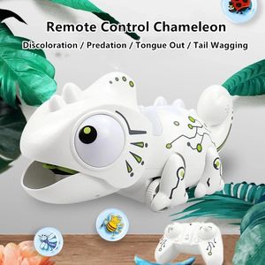 Electric RC Animals High Simulation Chameleon 2.4G Fjärrkontroll RC Robot med ljusljudeffekt svängande utdragbar tungin intelligent djur 231215