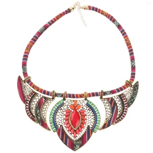 Pendanthalsband Bohemian Bib Necklace Multicolor Statement Rhinestone Choker för damer Bröllopsfödelsedagsfest (RED)