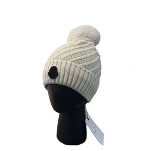 Monclair Beanie Designer Cappello Berretto/Cappello con teschio di alta qualità Autunno e inverno Cappello da pecora Cappello lavorato a maglia Fiore intrecciato addensato da donna Palla per capelli di volpe Mostra viso piccolo