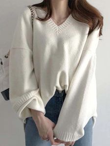 Kvinnors tröjor Vita stickade kvinnor Autumn Winter Pullovers Female Korean Fashion Long Sleeve Knitwear Tops Elegant Loose V-Neck Jumper