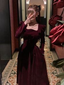 Casual klänningar franska vintage jul röd sammet klänning kvadrat krage kväll fest prom vestidos kvinnor eleganta höst vinterkläder