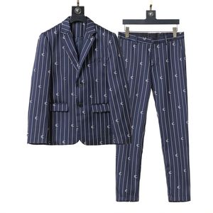 Abiti da uomo eleganti blu Slim Trim Fit 2 bottoni 2 pezzi Abito da sposo Stampa di lettere Groomsmen Uomo Blazer Abito da sposa per smoking da ballo Pantaloni giacca su misura