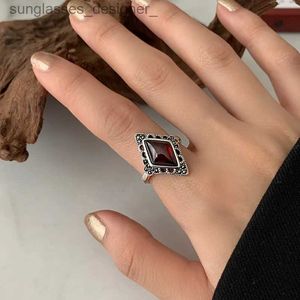 Solitaire Ring High Quality Vintage Rhombus Design Red Garnet Stone Thai Silver Ladies Rings Wholesale Jewelry For Women Christmas GiftsL231215