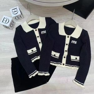 Ny design Kvinnors avslag på krage färgblock Rhinestone Letter broderi stickad tröja Cardigan SML