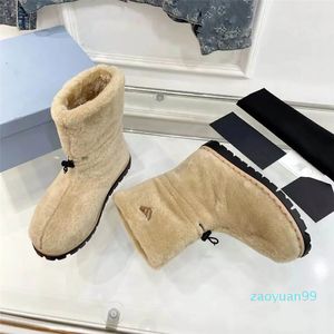 Nylon Gabardine Apres Ski Boots 드로우 스트링 이동식 패딩 파일 라이닝 에나멜 금속 삼각형 로고 부티 고무 단독 디자이너 스키 부츠