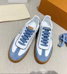 Män casual skor kvinnor reser 100% läder snörning sneaker mode lady designer löpande tränare brev kvinna sko platt tryckt gym sneakers stor storlek 36- 45