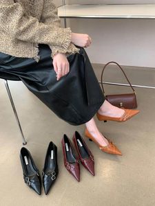 Elbise ayakkabıları sivri uçlu kadın pompaları 2024 varışlar siyah kırmızı kahverengi perçin tasarımı ince orta topuklu gündelik ofis çalışması kadın 39