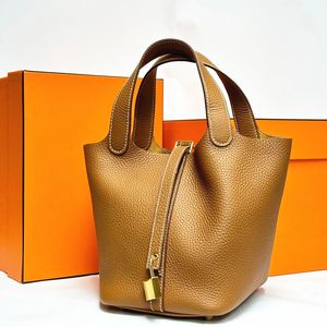 Borsa a mano e borsetta da donna Borse firmate Luxurys Basket pochette Borsa a tracolla a spalla Uomo Pelle marrone Chiusura per trucco da viaggio Pochette da viaggio Borse per pannolini sotto le ascelle