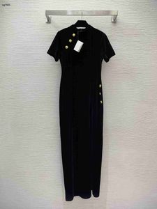 Tasarımcı Kadın Giyim Kız Yaz Giysileri Moda Düğmesi Kesilmiş Ön Ayrışma Tasarım İnce Fit Kısa Knolu Elbise Stand Yakası Aralık 15 Yeni Geliş