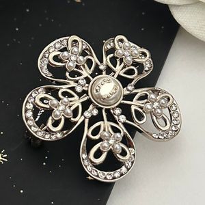 Damen Herren Designer Brosche Pins Markenbuchstaben Broschen 18 Karat vergoldetes Kupfer Kristall Perlen Schmuck Broschen Pin Heiraten Party Tuch Zubehör Weihnachtsgeschenk Schmuck