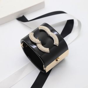 High Wide Version of the Atmosphere Premium Sense Pearl Acrylic Card Buckle Lady's Small Fragrance Double Letter Bracelet