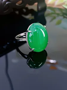 Klusterringar Kinesiska 925 Silver Green Jade Medal Eggformad fröring med höga koldiamanter unik och mångsidig design