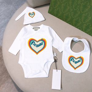 Yeni doğan tasarımcılar bodysuit bebek atlayıcıları giyim setleri uzun kollu onesies bodysuit cap bebek bib pamuk romper bebek tulumlar chd2312151 esskids