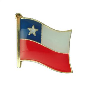 Charms Chile Flag Lapel Pinssouth America Kraje Random odznaki Brocze Narodowy Dzień Krajowy Akcesoria 30 PCSLlot 231214