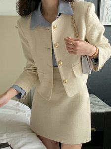 Zweiteiliger Anzug für Damen, Blazer-Sets mit Rock, modisch, zweiteilig, einfarbig, langärmelig, kurze Mäntel, A-Linie, Miniröcke, 2023, Herbst/Winter 231214