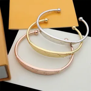 Klassisk kvinnlig öppen armband lyxbrev med i Italien Gold Sliver Rose Gold 3 Färg Toppkvalitet Handdekoration Födelsedagspresent till tjej med original Box 2024 Ny