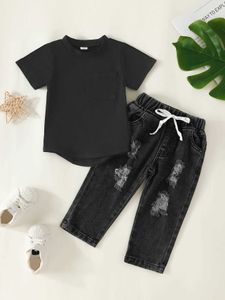 Kleidungssets 2PCS Jungen Frühling und Herbst reine Farbe runder Kragen kurze Ärmel fächerförmiger Saum T-Shirt + Loch Jeans Hosenanzug