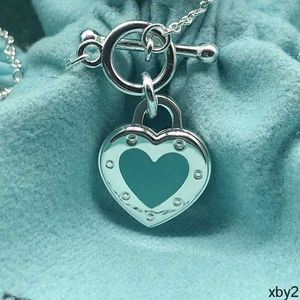 Hänge halsband t Familj S925 Sterling Silver Women's Blue Heart Necklace Letter Love Pendant Enkelt och mångsidigt nålspänne Kärlek CLAVICLE Kedjedesigners