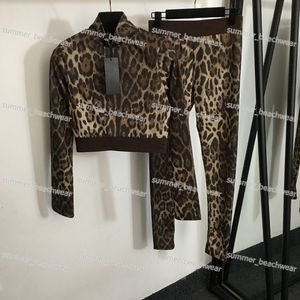 Top da yoga con stampa leopardata Pantaloni da yoga ad alta primavera Pantaloni da yoga a due pezzi da donna a maniche lunghe da palestra Tuta da yoga fitness