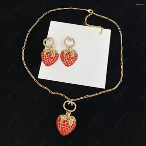 Collana e orecchini set moda con alfabeto pieno di diamanti, ciondolo a forma di fragola da donna, designer di lusso, linea di nozze, regalo di compleanno