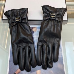 Cotton Leather Designer Gloves Designer Brand CLetter Inlay Pearl Gloves Warm Cycling Padded Warmth Women Gloves Christmas Gift Style Very Nice