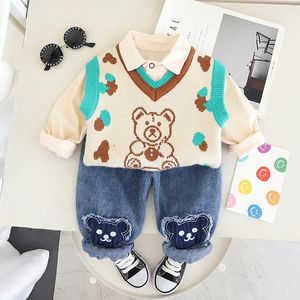 Ensembles de vêtements Automne enfants et garçons ensemble de vêtements 3 pièces avec chemise à revers ours gilet tricoté patch jeans ensemble enfants et garçons 231215