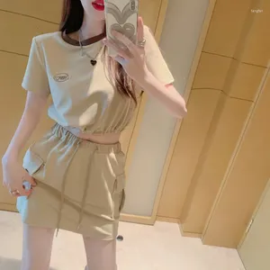 Arbetsklänningar avslappnad modestil två stycken passar kvinnor khaki kort t shirt elastisk midja minikjol kostym streetwear lady kläder