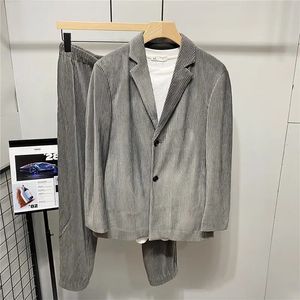 Herrenanzüge Blazer EWSFV Herbst-Herren-Cord-Anzug, fester drapierter Anzug, hübscher Samt-Plissee-dünner Hosen-loses zweiteiliges Set 231215