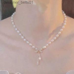 Ожерелья с подвесками, новый жемчужный кулон с бантом и узлом, женское светлое роскошное нишевое дизайнерское ожерелье с усовершенствованной цепочкой на ключицыL231215