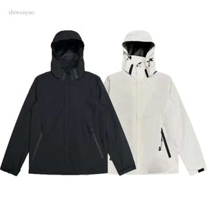 2023 jaquetas para homens primavera e outono masculino casual com jaqueta de windbreaker 3m Patch reflexivo Casais brancos pretos jaqueta externa à prova d'água123