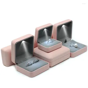 Мешочки для ювелирных изделий Светодиодная коробка для кольца Подвеска Ожерелье Серьги Обручальный дисплей Подарочная упаковка с легкими чехлами для хранения оптом