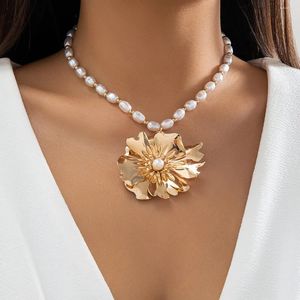 Collane con ciondolo Collana in metallo impreziosito da perle da donna con fiore