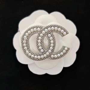 Designer jewerly marca carta diamante broches cristal strass jóias mulher broche festa de casamento presente