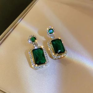 Dingle ljuskrona Huitan Gorgeous Green Blue Cubic Zirconia Earring for Wedding Party Gold Color Modern Fashion Female Jewelry 231216