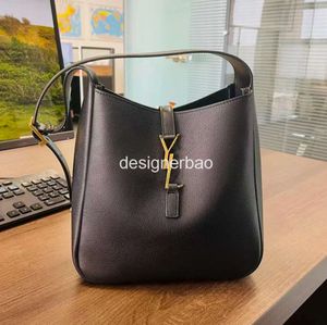 Kvinnor äkta läder sadel mode väska lyx tote populära axelväskor män crossbody shopping väska designer metall bokstav koppling vita handväskor