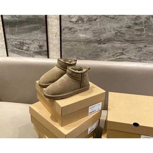 2023 Women Snow Boots Boot Warm Boots Suede Shoes Classical Short Miniwomen Keep Man Womens Plush Casual Chestnut Grey